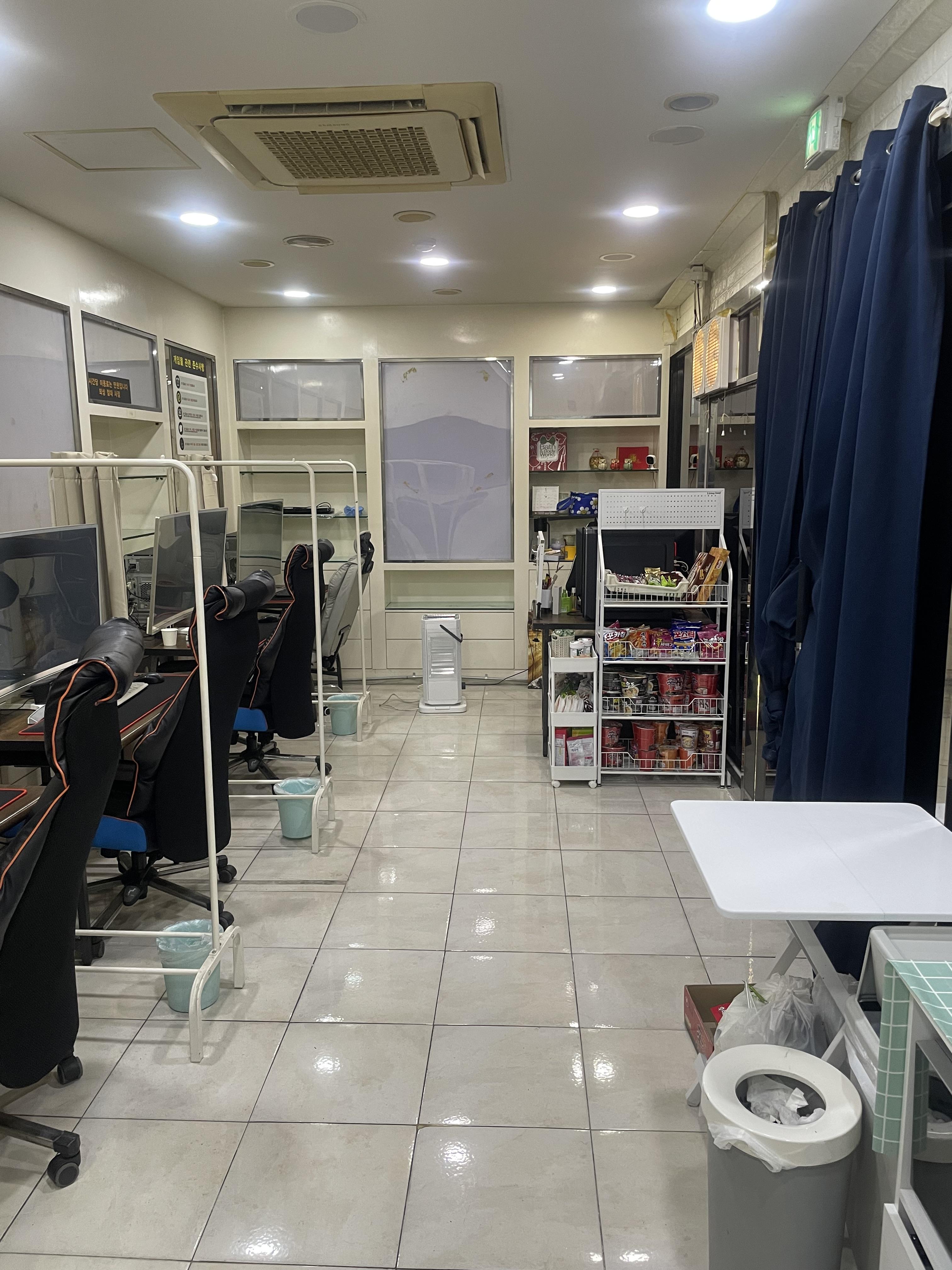 신정동 도로변 1층 PC방